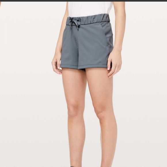 Lululemon On the Fly Shorts size 8 - Picture 1 of 7